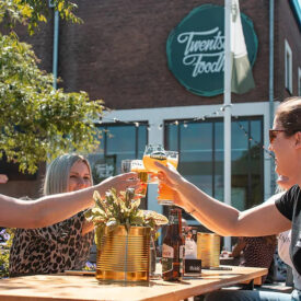 Gäste stoßen auf einer Terrasse in Enschede an