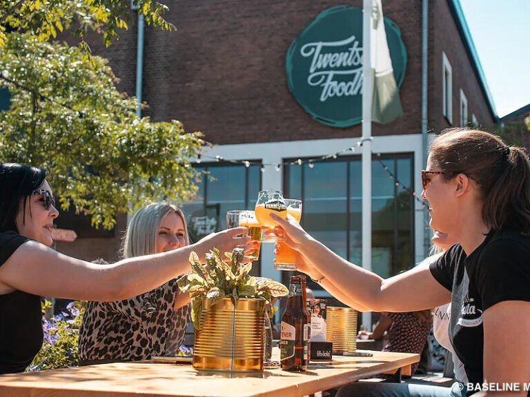 Gäste stoßen auf einer Terrasse in Enschede an