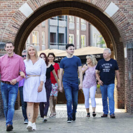 Reisegruppe beim Bummel durch die Altstadt von Tiel