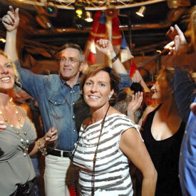 Gäste tanzen bei der Abendparty in Tiel