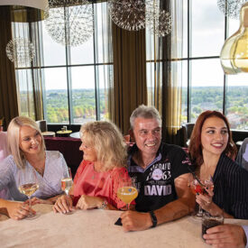 Reisegruppe mit Getränken in der Skybar des Van der Valk Hotels Tiel