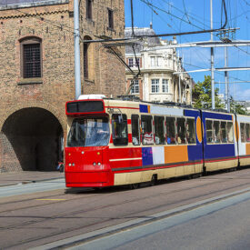 Rote Tram auf der Strecke zwischen Den Haag, Delft und Scheveningen