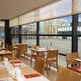 Restaurantbereich im TRIBE Den Haag Centraal