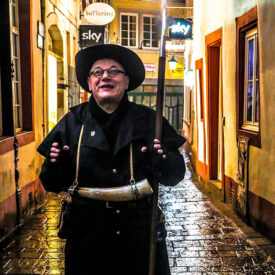 Nachtwächter mit Laterne in einer Gasse der Trierer Altstadt
