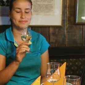 Drei Freundinnen bei einer Weinprobe auf einem Weingut in Trier