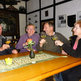Gruppe bei einer gemeinsamen Weinprobe in Trier