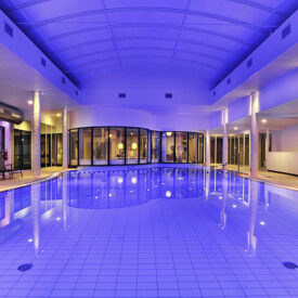 Beleuchtetes Schwimmbad im Van der Valk Hotel Tiel