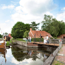 Besucher und Fahrräder an der Von-Velen-Anlage in Papenburg