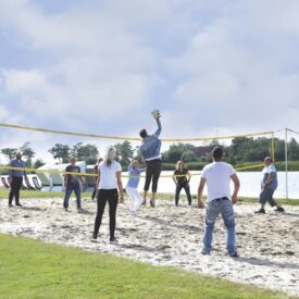 Gäste spielen Beachvolleyball beim Wanger-Cup