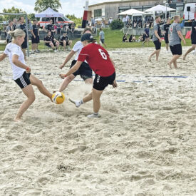 Teams beim Handballspiel auf Sand beim Wanger-Cup