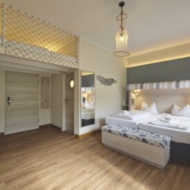 Clubzimmer im Wangerland Resort mit Doppelbett und Etagenbett