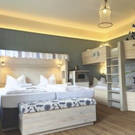 Doppelzimmer im Wangerland Resort mit Sitzbereich