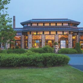 Beleuchtetes Hauptgebäude des Wangerland Resorts am Abend