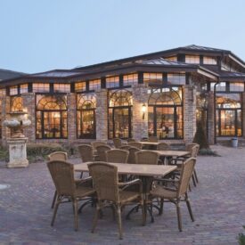 Außenterrasse am Wangerland Resort mit Sitzplätzen