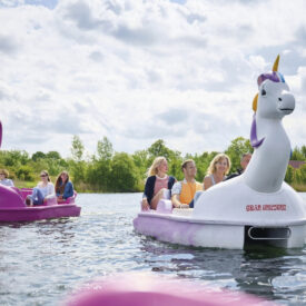 Gäste auf Tretbooten im Wangermeer am Wangerland Resort