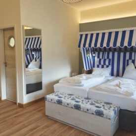 Doppelzimmer mit Strandkorb-Motiv im Wangerland Resort