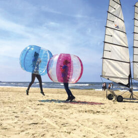 Blokarts und Bubble-Soccer-Bälle am Strand von Wijk aan Zee