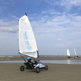 Blokart beim Strandsegeln am Meer in Wijk aan Zee