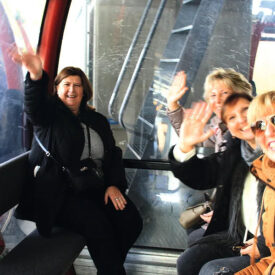 Gäste fahren mit der Kabinenbahn durch das winterliche Willingen