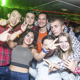 Feiernde Gäste bei der Boat-Party in Prag