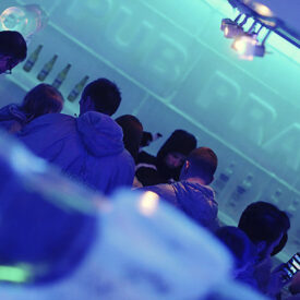 Gäste im blau beleuchteten Ice Pub in Prag