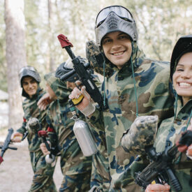 Gruppe in Schutzkleidung beim Paintball in Prag